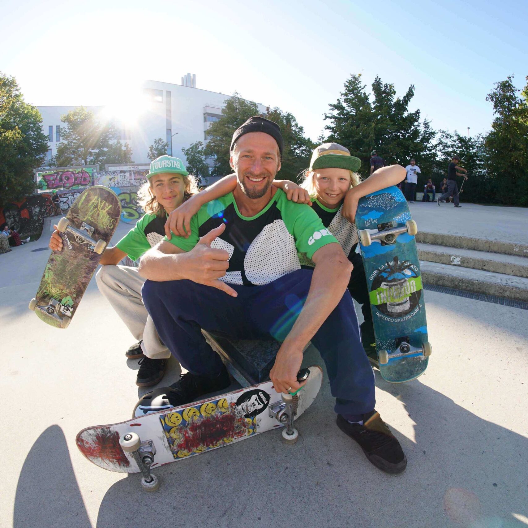 GORILLA Botschafter Tobias Kupfer und seine 2 Söhne die GORILLA Rookies lachen in einem Skatepark.