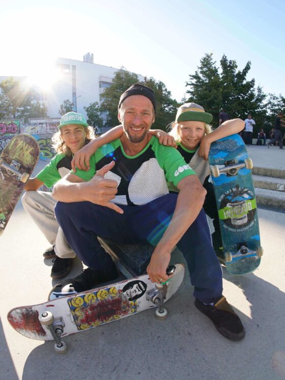 GORILLA Botschafter Tobias Kupfer und seine 2 Söhne die GORILLA Rookies lachen in einem Skatepark.